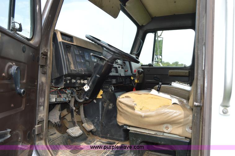 image for item H2775 1990 International 4900 water truck