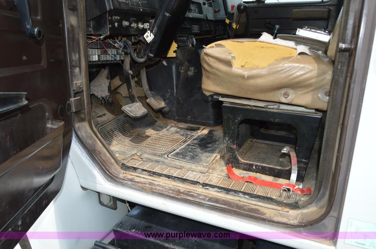 image for item H2775 1990 International 4900 water truck