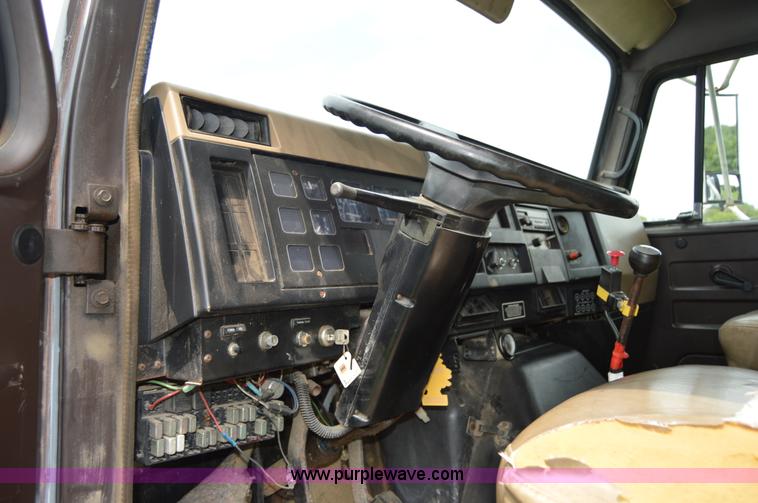 image for item H2775 1990 International 4900 water truck