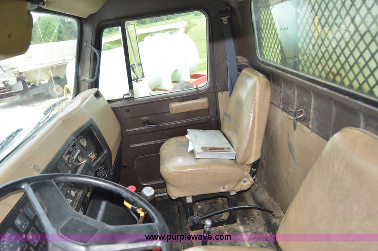 image for item H2775 1990 International 4900 water truck