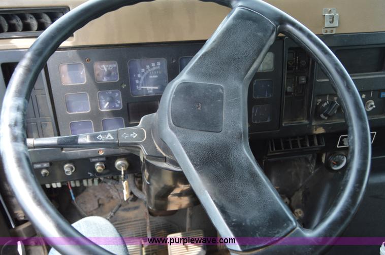 image for item H2775 1990 International 4900 water truck