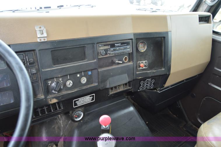 image for item H2775 1990 International 4900 water truck