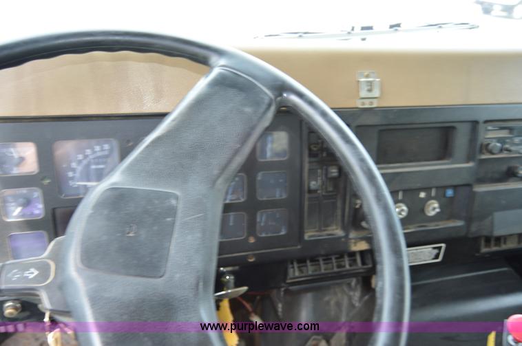 image for item H2775 1990 International 4900 water truck