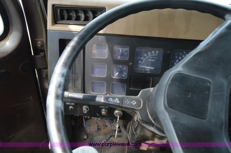 image for item H2775 1990 International 4900 water truck