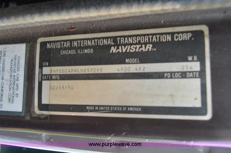 image for item H2775 1990 International 4900 water truck