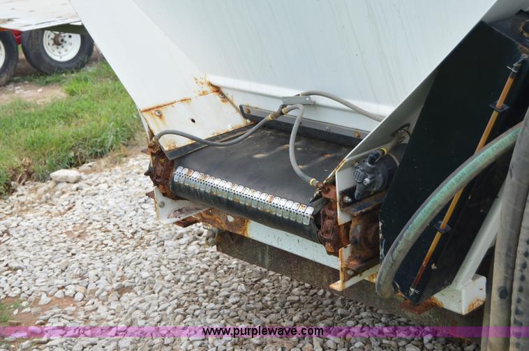 image for item H2777 New Leader L4000G4 spreader bed and multi-applicator