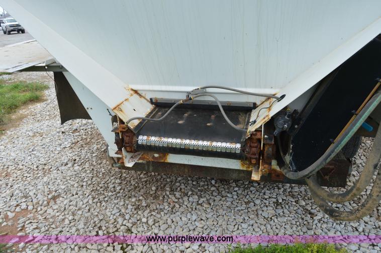 image for item H2777 New Leader L4000G4 spreader bed and multi-applicator