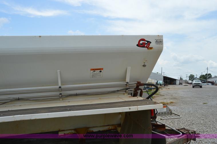 image for item H2777 New Leader L4000G4 spreader bed and multi-applicator
