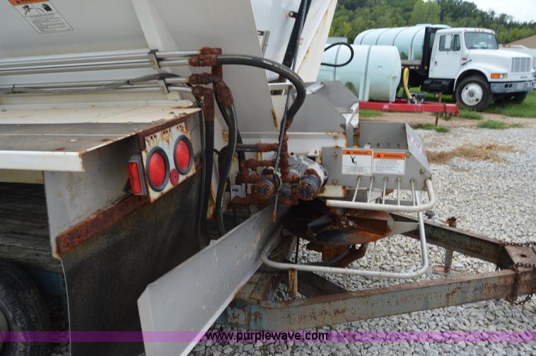 image for item H2777 New Leader L4000G4 spreader bed and multi-applicator