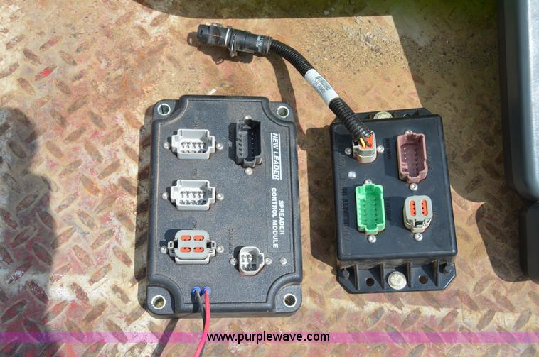 image for item H2777 New Leader L4000G4 spreader bed and multi-applicator