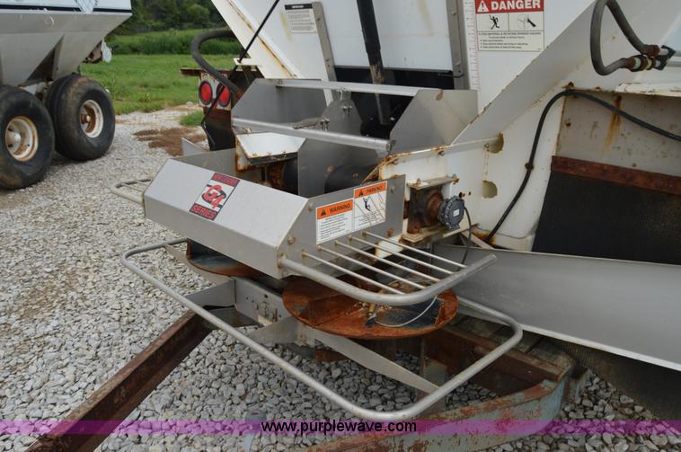 image for item H2777 New Leader L4000G4 spreader bed and multi-applicator