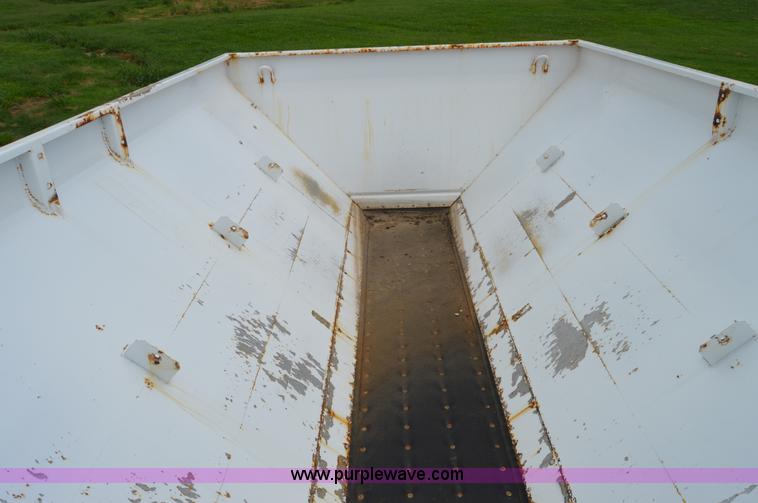 image for item H2777 New Leader L4000G4 spreader bed and multi-applicator