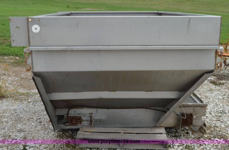 image for item H2777 New Leader L4000G4 spreader bed and multi-applicator