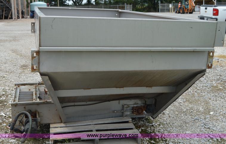 image for item H2777 New Leader L4000G4 spreader bed and multi-applicator