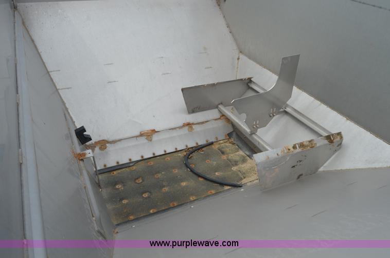 image for item H2777 New Leader L4000G4 spreader bed and multi-applicator