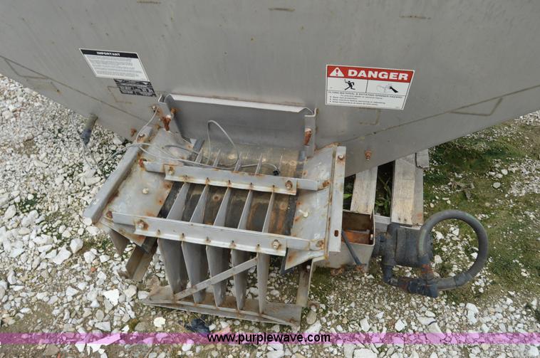 image for item H2777 New Leader L4000G4 spreader bed and multi-applicator