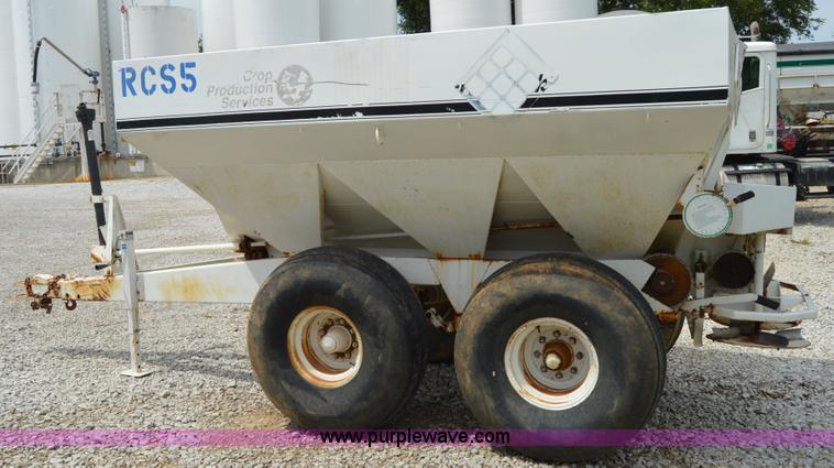 image for item H2778 2005 Willmar 600 spreader