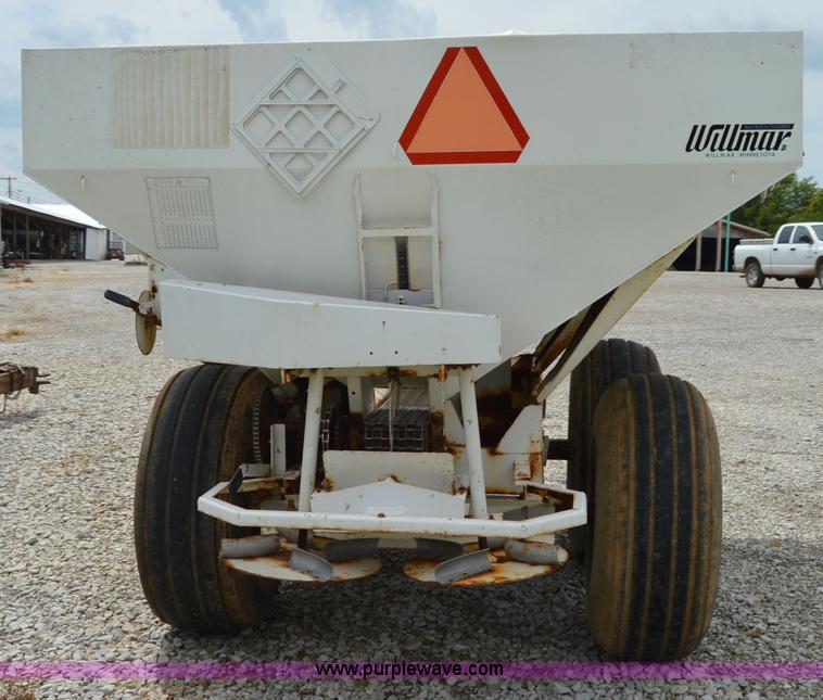 image for item H2778 2005 Willmar 600 spreader