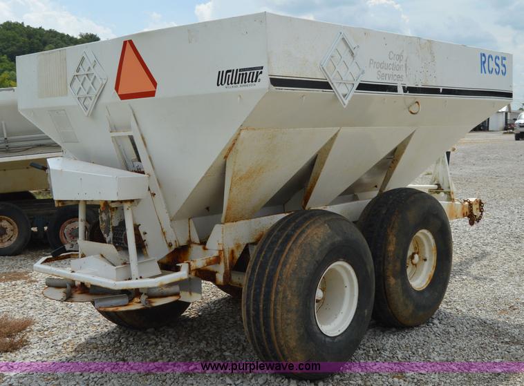 image for item H2778 2005 Willmar 600 spreader