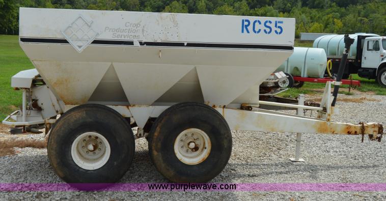 image for item H2778 2005 Willmar 600 spreader