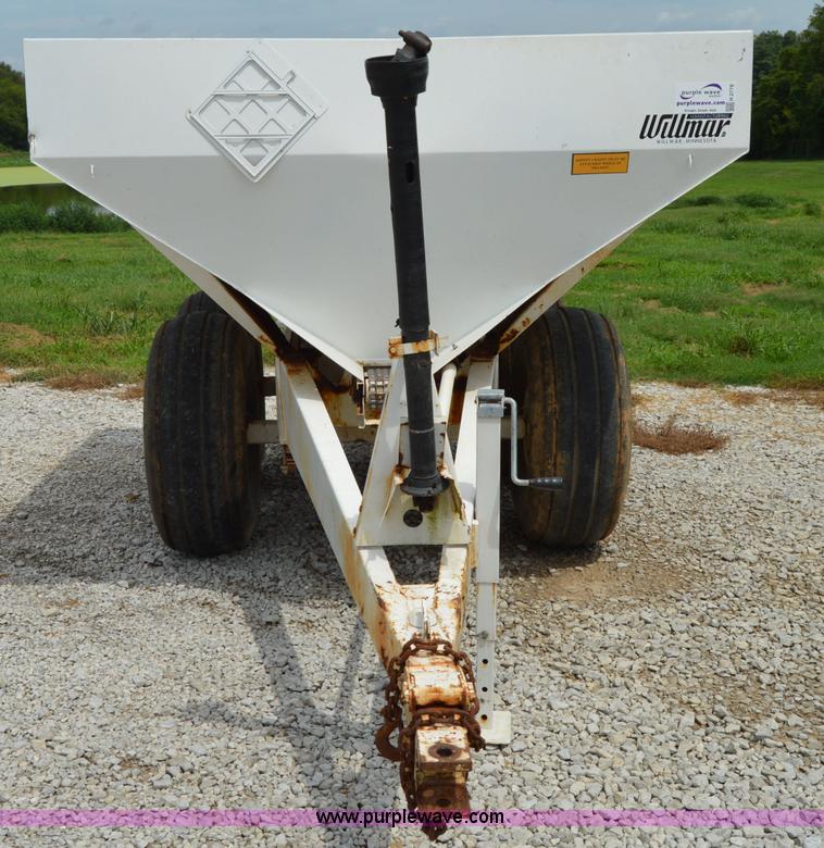 image for item H2778 2005 Willmar 600 spreader