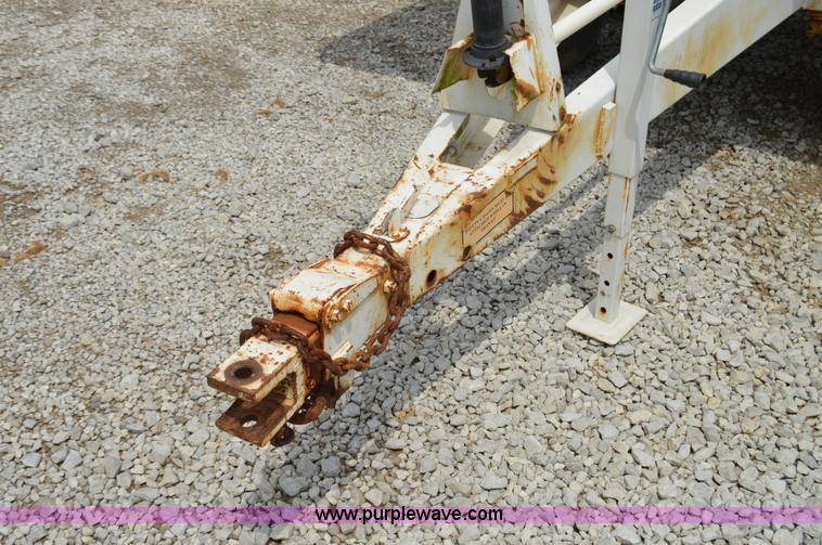 image for item H2778 2005 Willmar 600 spreader