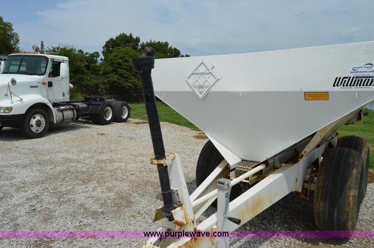 image for item H2778 2005 Willmar 600 spreader