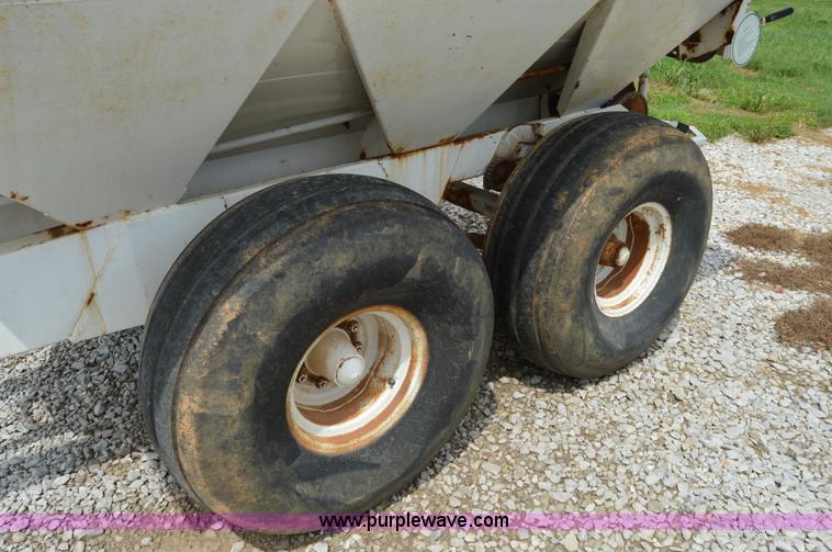 image for item H2778 2005 Willmar 600 spreader