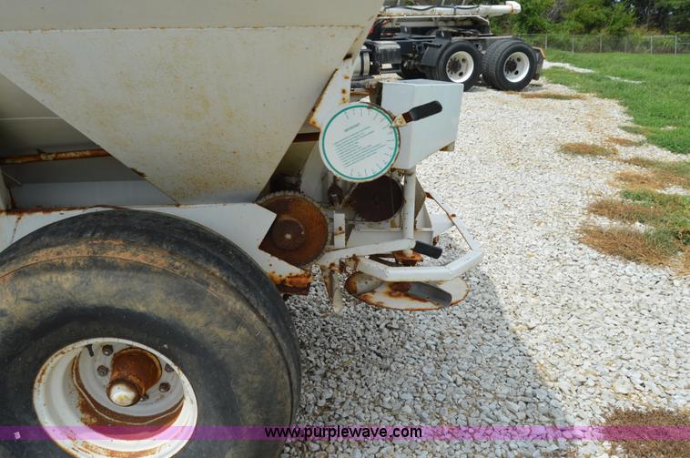 image for item H2778 2005 Willmar 600 spreader