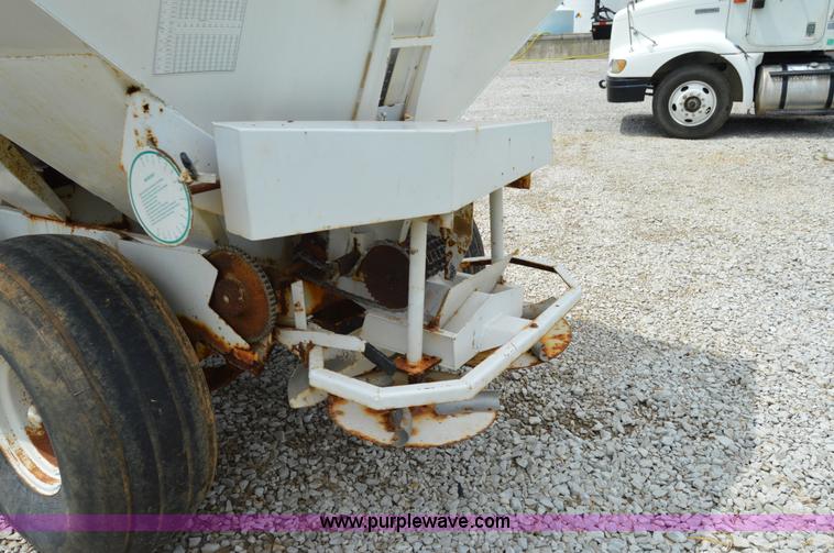 image for item H2778 2005 Willmar 600 spreader