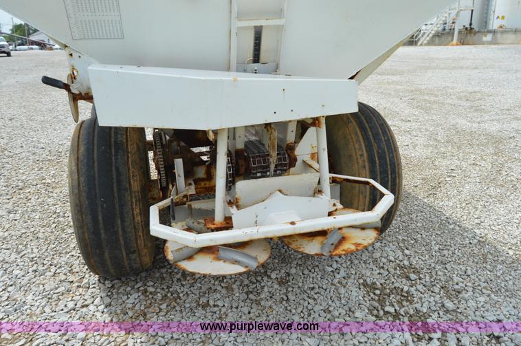 image for item H2778 2005 Willmar 600 spreader
