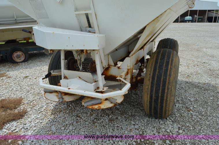 image for item H2778 2005 Willmar 600 spreader