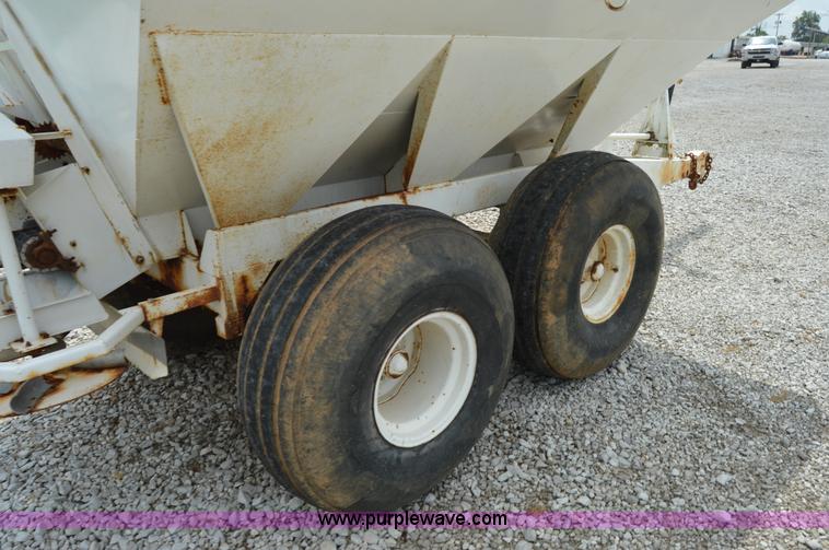 image for item H2778 2005 Willmar 600 spreader