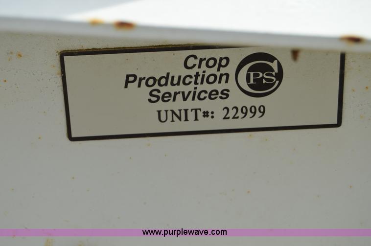 image for item H2778 2005 Willmar 600 spreader