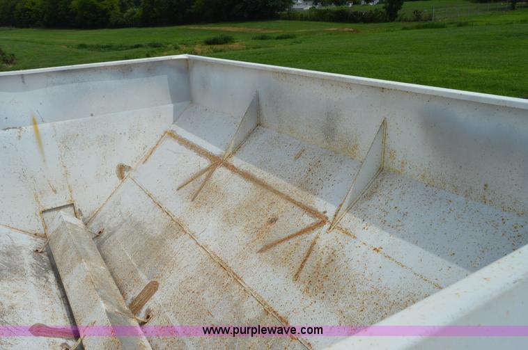 image for item H2778 2005 Willmar 600 spreader