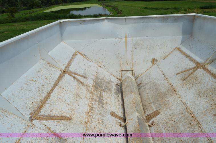 image for item H2778 2005 Willmar 600 spreader