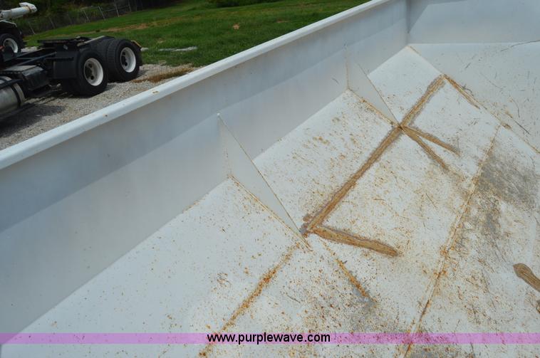 image for item H2778 2005 Willmar 600 spreader