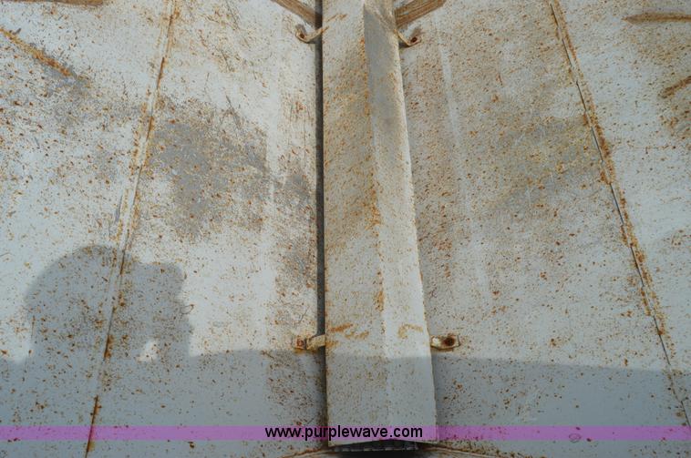 image for item H2778 2005 Willmar 600 spreader