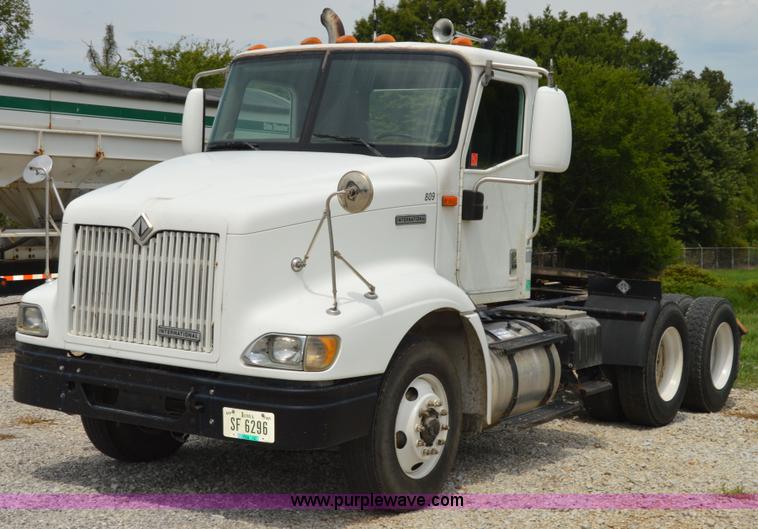 image for item H2779 2000 International 9100i semi truck