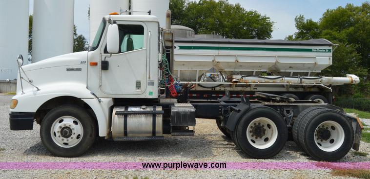 image for item H2779 2000 International 9100i semi truck