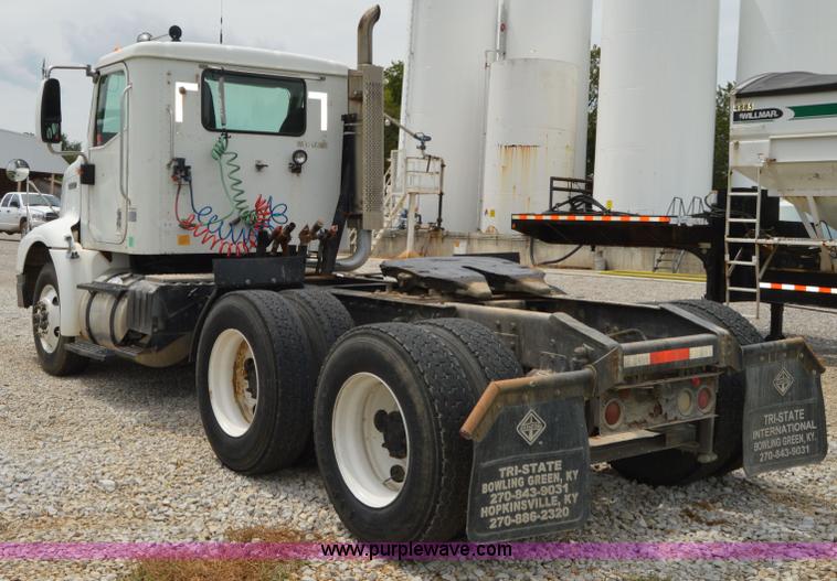 image for item H2779 2000 International 9100i semi truck