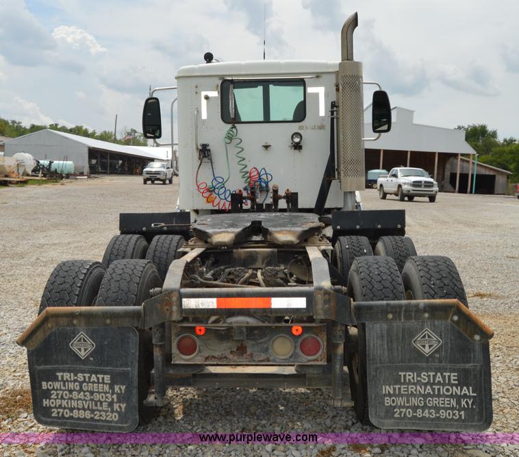 image for item H2779 2000 International 9100i semi truck