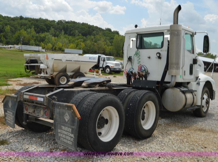 image for item H2779 2000 International 9100i semi truck