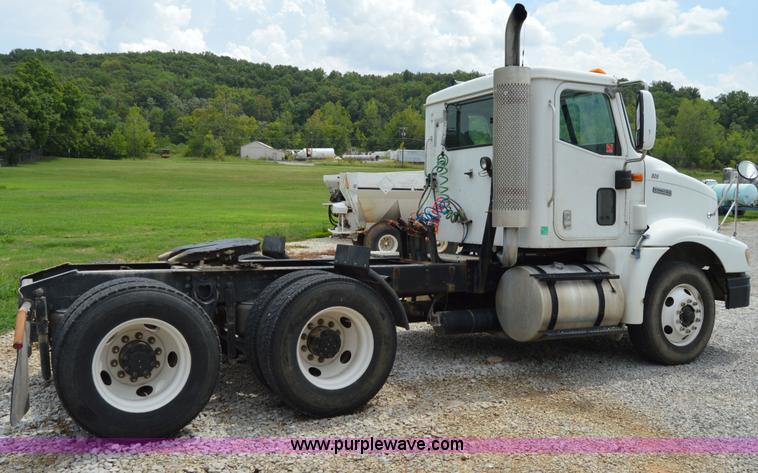 image for item H2779 2000 International 9100i semi truck