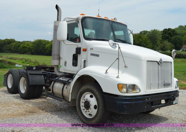 image for item H2779 2000 International 9100i semi truck