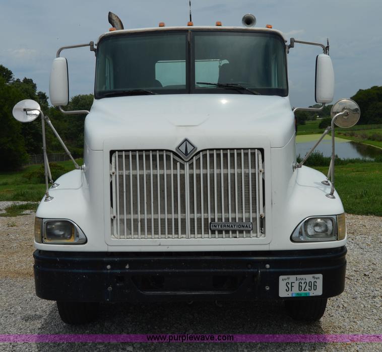 image for item H2779 2000 International 9100i semi truck