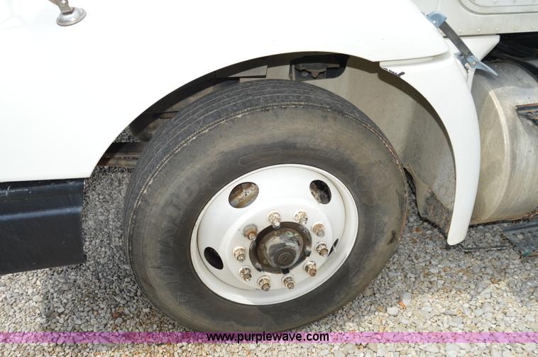 image for item H2779 2000 International 9100i semi truck