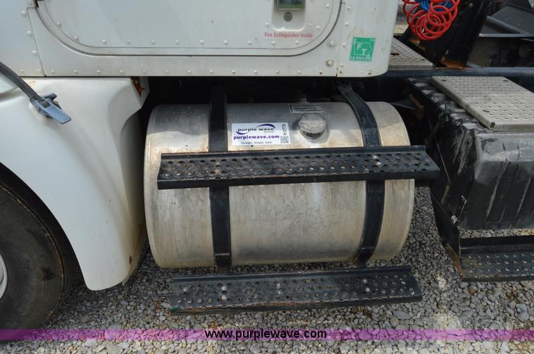 image for item H2779 2000 International 9100i semi truck