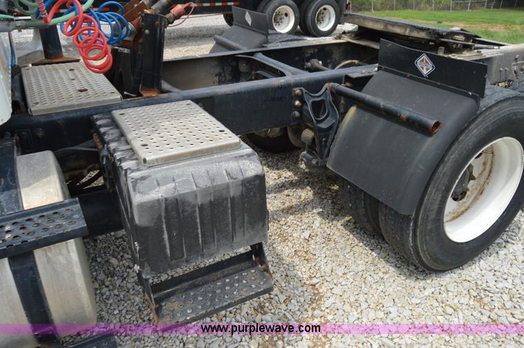 image for item H2779 2000 International 9100i semi truck