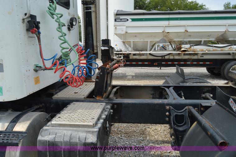 image for item H2779 2000 International 9100i semi truck